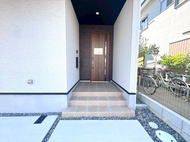 近鉄「小倉」駅徒歩１２分◆陽当たり良好な南東角地に建つ４ＬＤＫ住戸◆リビング広々２０帖◆宇治市小倉町の玄関|玄関