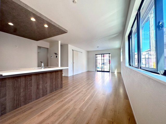 近鉄「小倉」駅徒歩１２分◆陽当たり良好な南東角地に建つ４ＬＤＫ住戸◆リビング広々２０帖◆宇治市小倉町の居間・リビング|リビング