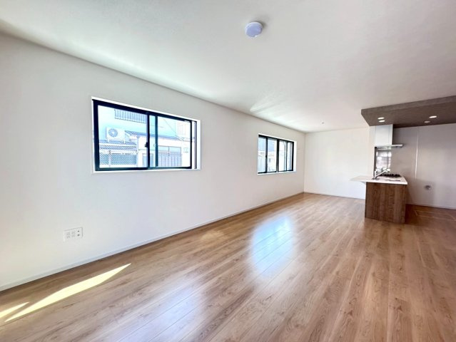 近鉄「小倉」駅徒歩１２分◆陽当たり良好な南東角地に建つ４ＬＤＫ住戸◆リビング広々２０帖◆宇治市小倉町の居間・リビング|リビング