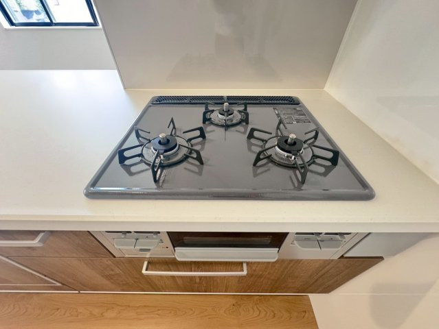 近鉄「小倉」駅徒歩１２分◆陽当たり良好な南東角地に建つ４ＬＤＫ住戸◆リビング広々２０帖◆宇治市小倉町のキッチン|コンロ