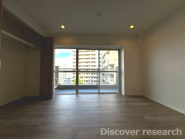 小金井ハイツの洋室|【洋室（約6帖）】
東向きの洋室で朝日が差し込み心地よい朝を迎えることができそうです。
バルコニーに面していて開放的な空間になっています。