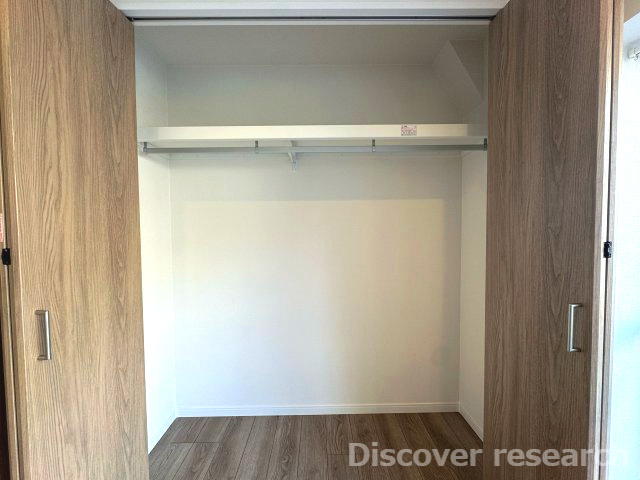 小金井ハイツの収納|【クローゼット】
奥行きのあるクローゼットでキャリーケースのような大きな荷物も収納すること可能です。