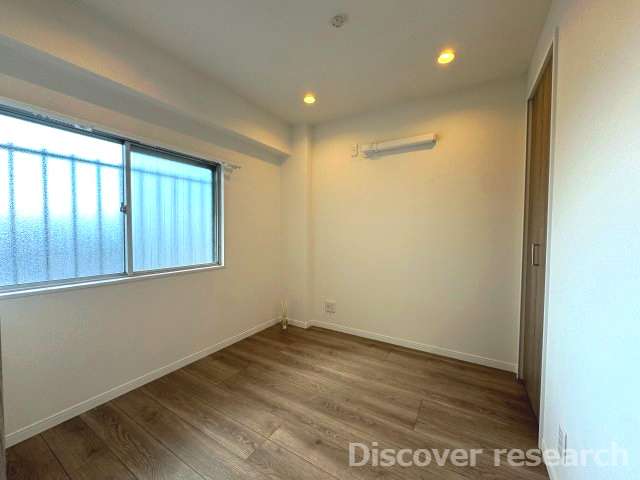 小金井ハイツの洋室|【洋室（3.5帖）】
コンパクトな洋室で子供部屋や仕事部屋など様々な用途がありそうです。