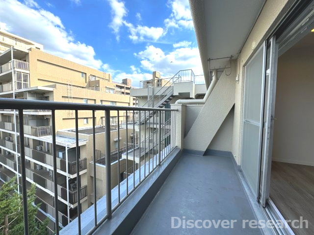 小金井ハイツのバルコニー|【バルコニー（2.00㎡）】
風通しが良いバルコニーで洗濯物もすぐに乾きそうです。