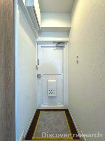 小金井ハイツの玄関|【玄関】
白を基調とした落ち着きのある玄関になります。
玄関ホールが広く靴の着脱がしやすそうです。