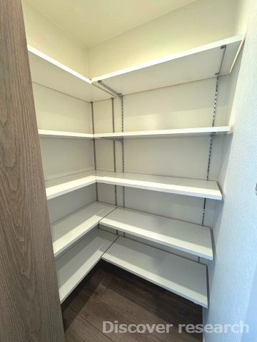 小金井ハイツの収納|【シューズインクローゼット】
大容量のシューズインクローゼットが完備されています。
靴だけでなく他の物も収納することができそうです。
