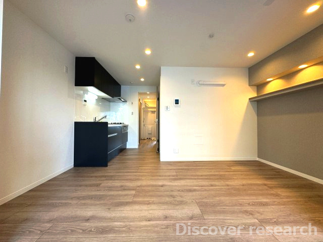 小金井ハイツのキッチン|【ダイニングキッチン（約6.5帖）】
ダウンライトがおしゃれな空間にしてくれます。
フローリングもクロスも張替済みで新築と同様にご使用いただけます。