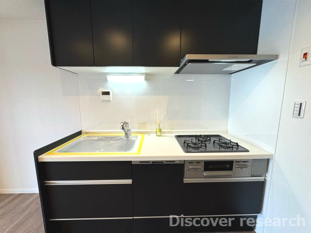 小金井ハイツのキッチン|【システムキッチン（浄水器・食洗機・魚焼きグリル）】
上下共に収納スペースがあり食器などの収納には困らなそうです。
食洗機も設けてあります。