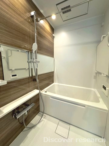 小金井ハイツの浴室|【浴室（追焚・浴室乾燥機能付）】
スライド式シャワーにワイドミラーで小さなお子様でも使い勝手の良い浴室になっています。