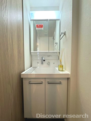 小金井ハイツの独立洗面台|【洗面化粧台】
鏡裏には収納スペースが設けられており洗面台をスッキリと保つことができそうです。