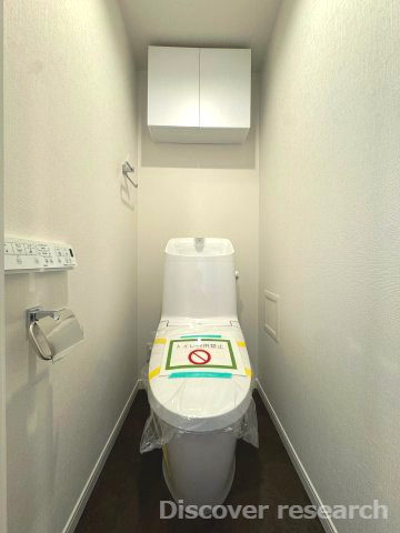 小金井ハイツのトイレ|【トイレ（温水洗浄機能付トイレ）】
白を基調としたシンプルで落ち着きのあるトイレになっています。