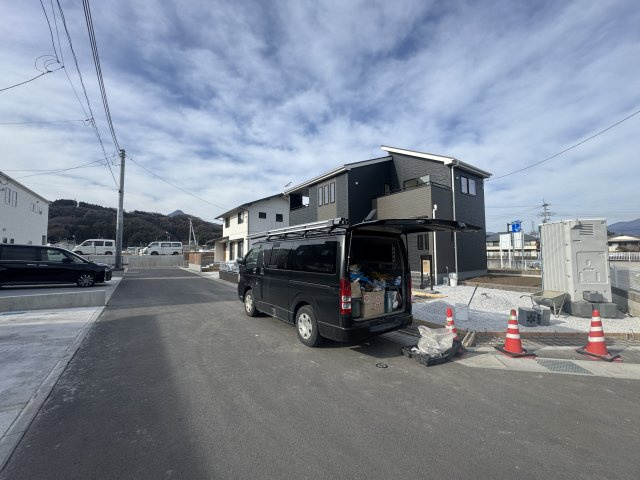 新築　渋川市行幸田第2　Livele Garden.S　2号棟の前面道路含む現地写真|現地写真　南側接道幅員約5.05ｍ			
