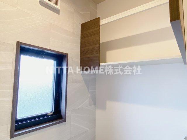 レジデンス　城南のトイレ|上にはトイレットペーパーなどをストックできる棚がついています◇