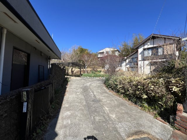 約230坪の広々とした敷地に建つ戸建