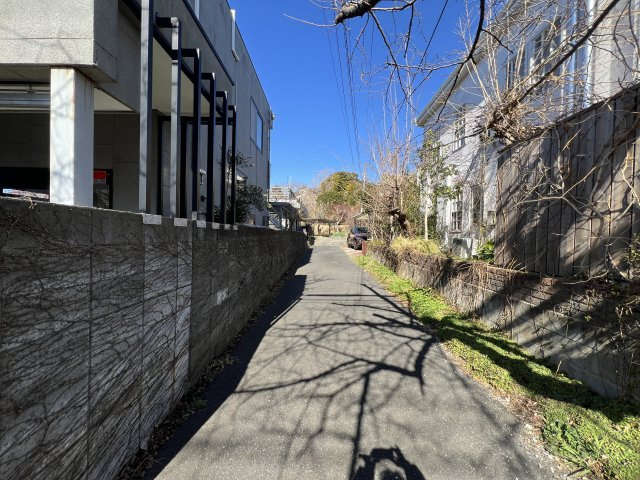 約230坪の広々とした敷地に建つ戸建の外観