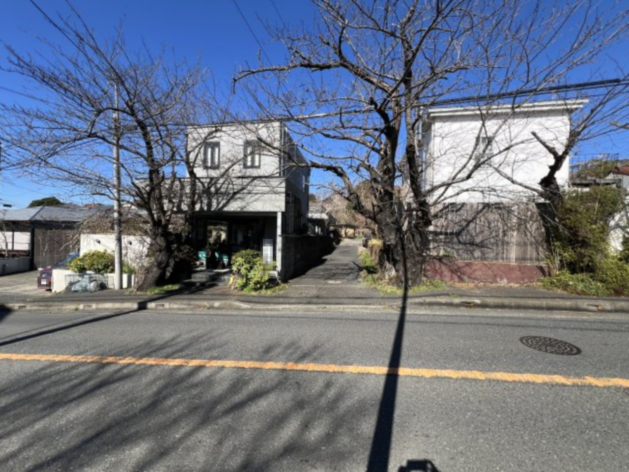 約230坪の広々とした敷地に建つ戸建の前面道路含む現地写真