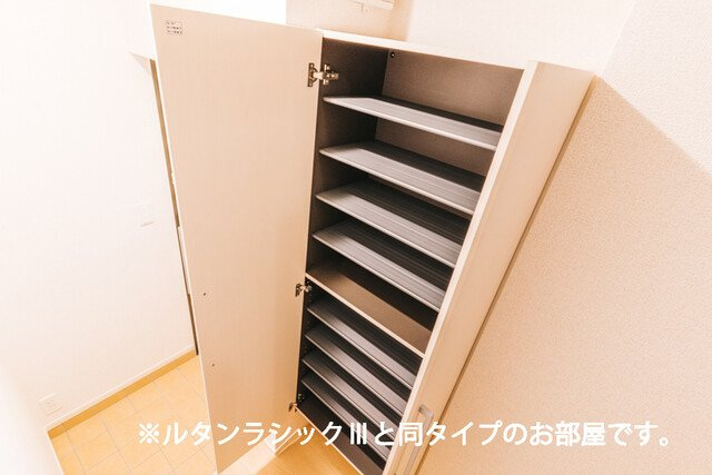 ヒカルサ岡崎日名西町の収納