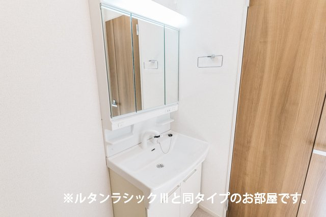 ヒカルサ岡崎日名西町の洗面所