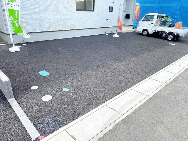 常陸大宮市石沢第4　新築戸建て　2号棟の駐車場|カースペースは3台完備。ゲスト用のスペースも確保できますね♪