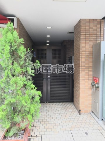 ラコルタ上野のエントランス