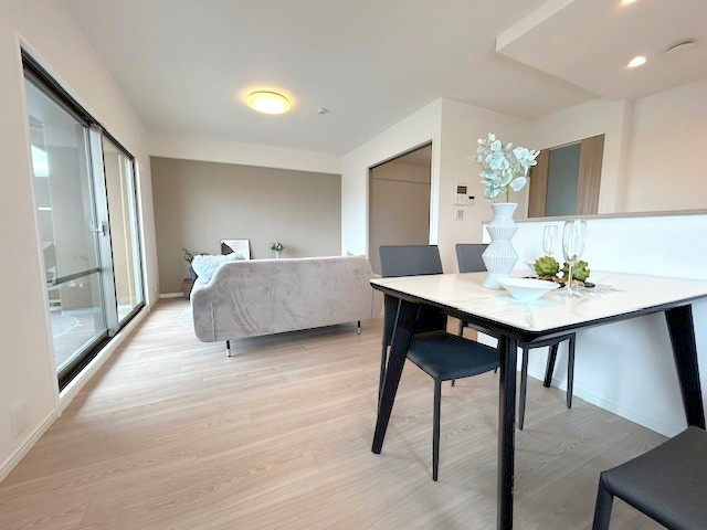 【居間・リビング】 | サンメゾン寝屋川 | ゆったりとした居間です