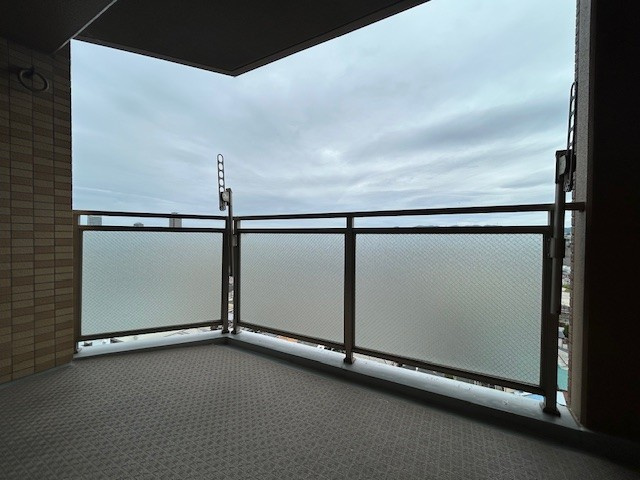 【バルコニー】 | サンメゾン寝屋川 | バルコニーからの眺めを楽しみながら食事をしませんか