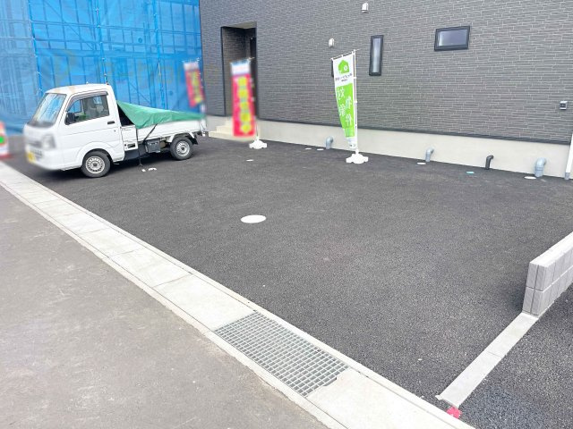 常陸大宮市石沢第4　新築戸建て　3号棟の駐車場|カースペースは3台完備。ゲスト用のスペースも確保できますね♪