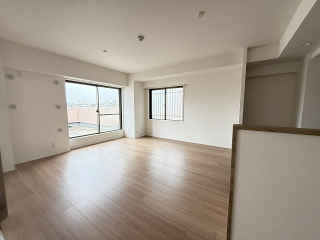 ロイアルヒルズ舞子の居間・リビング