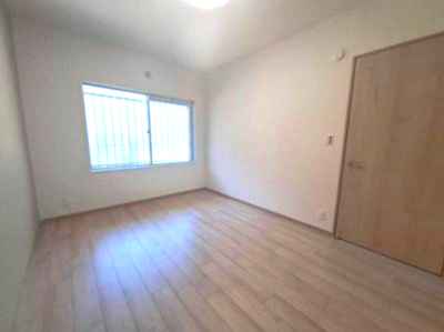 【洋室】 | 藤井寺グリーンハイツ4号棟 | 洋室6.8帖。大型ベッドも設置可能な広さでご夫婦の寝室にもオススメ！大きなベッドでお子様も一緒にお休みになられます。