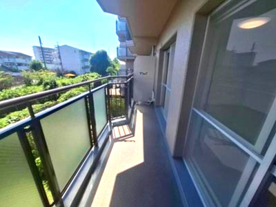 【バルコニー】 | 藤井寺グリーンハイツ4号棟 | LDKに面した南向きバルコニー。家事の合間の休憩時間に外の空気を吸ってホッと一息！日々の疲れもリフレッシュできそうですね。