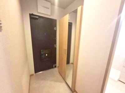 【玄関】 | 藤井寺グリーンハイツ4号棟 | 脱いだ靴をすぐに片付けられるシューズボックス付きの玄関。シューズボックスには姿見付きで、お出かけ前の身だしなみチェックもバッチリ！