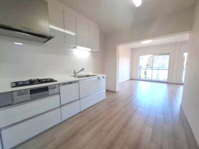 【キッチン】 | 藤井寺グリーンハイツ4号棟 | キッチンは壁付タイプを採用！吊戸棚やスライド式収納付き。収納豊富なキッチンは調理スペースを広くお使いいただけます。