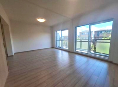 【居間・リビング】 | 藤井寺グリーンハイツ4号棟 | 南面に大きな開口を設け、たっぷりと採光を取り込めるLDK。暖かな陽光が気持ち良い、のんびりと寛ぎたくなる憩いの空間です！