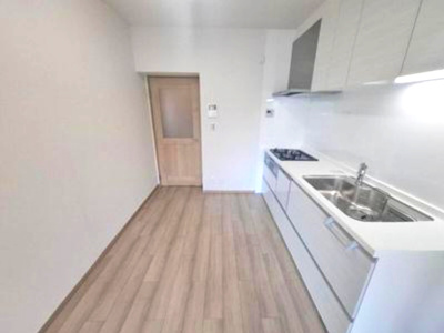 【キッチン】 | 藤井寺グリーンハイツ4号棟 | 食器を一気に丸洗いでき、節水にもなる食洗機搭載！複数品同時調理も可能な三口コンロで、調理もサクサク捗りそうです。