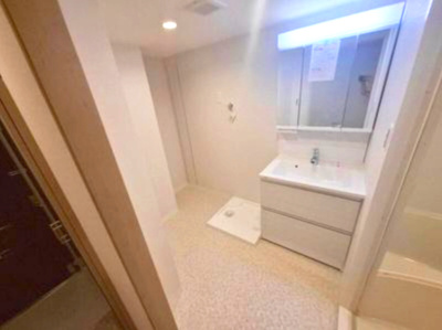 【独立洗面台】 | 藤井寺グリーンハイツ4号棟 | 鏡裏やボウル下に収納のある三面鏡付き洗面化粧台を設置！毎日使う歯ブラシやメイク道具など、生活感の出るアイテムが収まります。