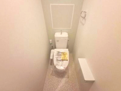 【トイレ】 | 藤井寺グリーンハイツ4号棟 | カバーなしでも便座はポカポカな温水洗浄便座付トイレ。汚れてもサッと一拭きで綺麗に！お掃除簡単で衛生的ですね。