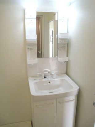 伊藤ハイツの独立洗面台|朝の支度にも助かる、独立の洗髪洗面化粧台