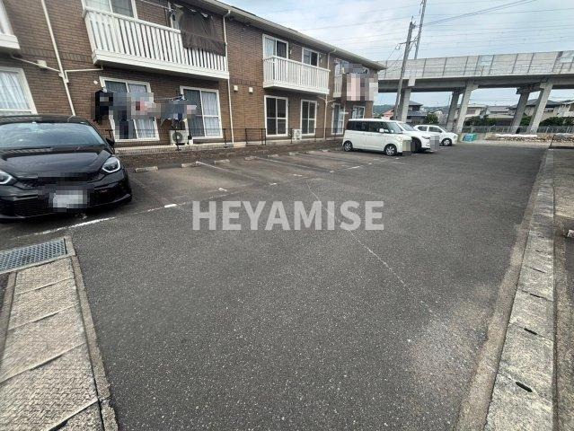 ルーラル諏訪B棟の駐車場