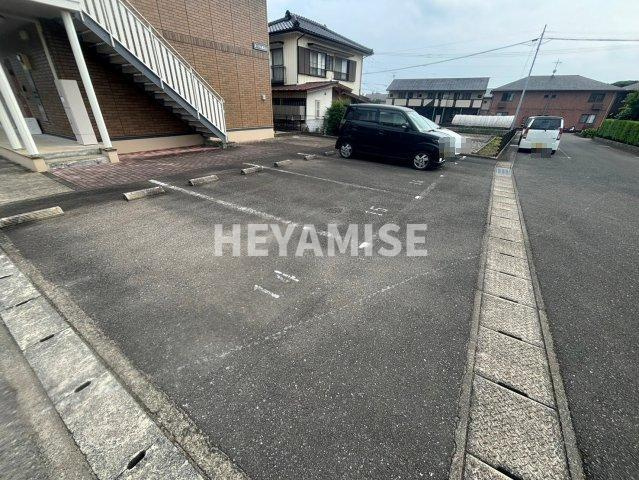 ルーラル諏訪B棟の駐車場