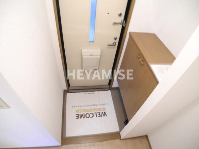 ロイヤルガーデン白岩C棟の玄関|※室内写真は同物件の反転タイプとなります