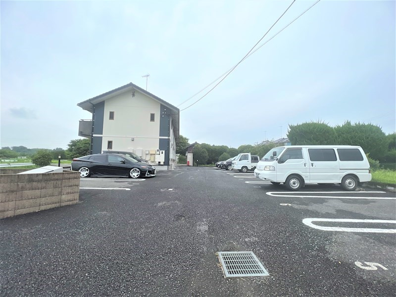 フォンターナESTⅢの駐車場