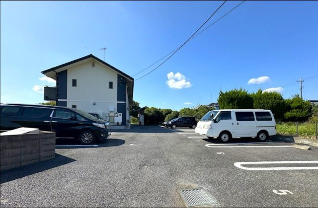 フォンターナESTⅢの駐車場