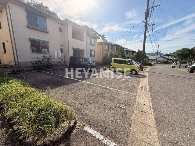 パークヒルズ桜の里　B棟の駐車場