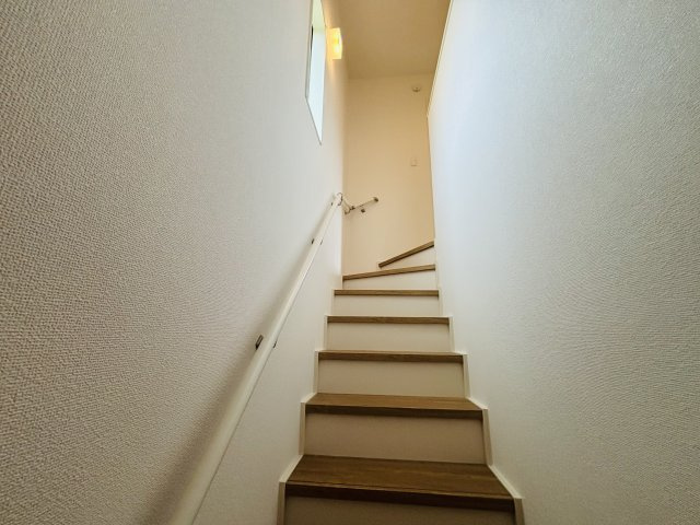 GRAFARE瀬戸市山の田町｜名古屋市の戸建ならホームアップの内装|安心・安全の手すり付き階段