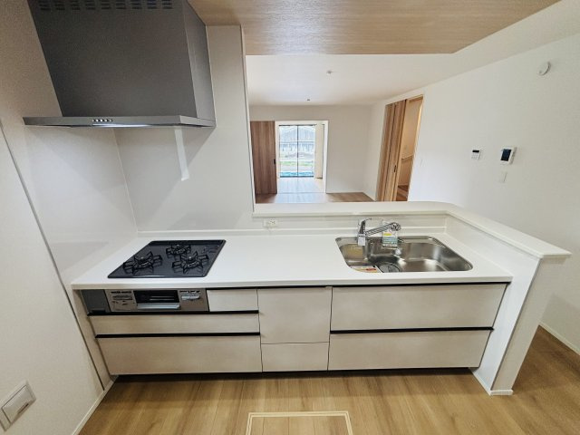 GRAFARE瀬戸市山の田町｜名古屋市の戸建ならホームアップのキッチン|お子様を見守りながらお料理ができるオープン対面キッチン