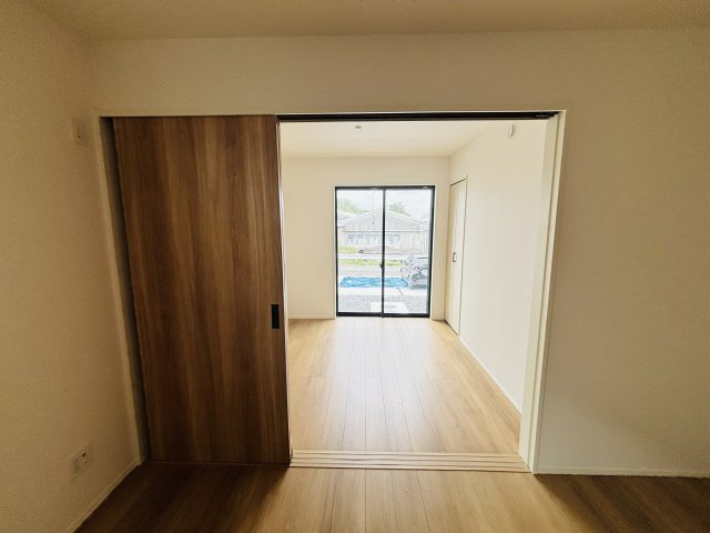 GRAFARE瀬戸市山の田町｜名古屋市の戸建ならホームアップの洋室|リビング横の4.5帖洋室