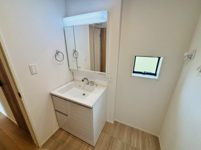 GRAFARE瀬戸市山の田町｜名古屋市の戸建ならホームアップの独立洗面台|三面鏡で朝の身支度に最適