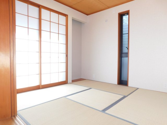 名古屋市中川区服部２丁目の中古一戸建の和室|◇和室◇　　南面で明るい和室４．５帖　収納完備の落ち着いた空間です♪　（２０２５年７月リフォーム済）　　