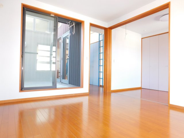 名古屋市中川区服部２丁目の中古一戸建の洋室|◇２階洋室◇　　明るい洋室７．０帖　隣には３．５帖のホスクリーン付きランドリースペースあり　バルコニー利用可！　（２０２５年７月リフォーム済）
　