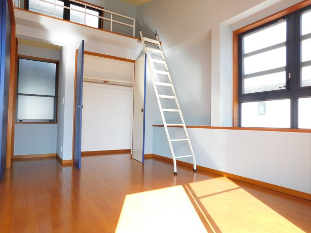 名古屋市中川区服部２丁目の中古一戸建の洋室|◇２階洋室◇　　南面で明るい洋室６．５帖　全居室収納完備♪　上部ロフト付き！　バルコニー利用可！　（２０２５年７月リフォーム済）